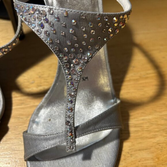 Womens Stuart Weitzman Silver Rhinestone Embellished T-Strap Sandal Heels 7.5 - Picture 6 of 11
